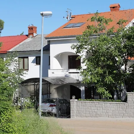 With A Parking Space Malinska アパート ヴァンタシチ