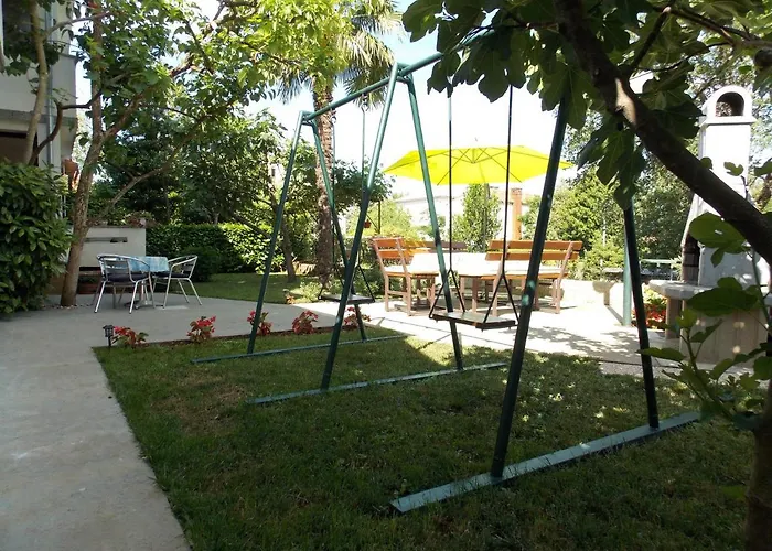 With A Parking Space Malinska アパート *