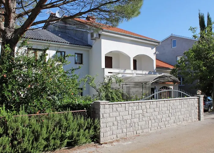 With A Parking Space Malinska アパート