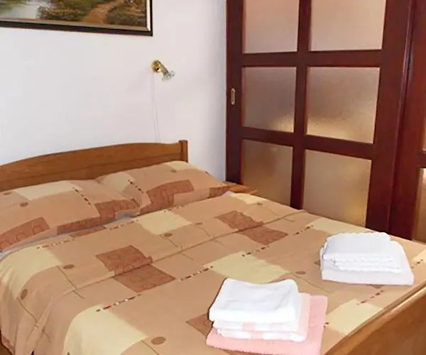 With A Parking Space Malinska アパート